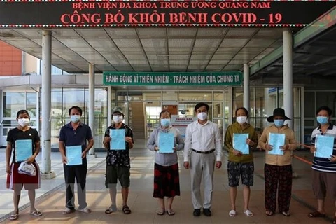Руководитель сектора здравоохранения провинции Куангнам выдал пациентам c COVID -19 справку о выписке из центральной больницы общего профиля Куангнам. (Фото: ВИА)