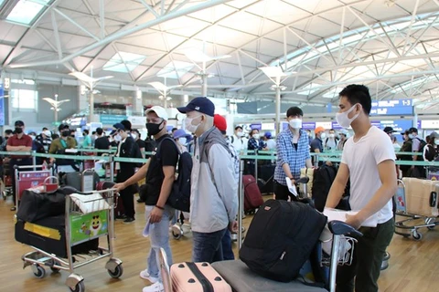 Граждане Вьетнама ждут обработки посадки в аэропорту Республики Корея (Фото: ВИА)