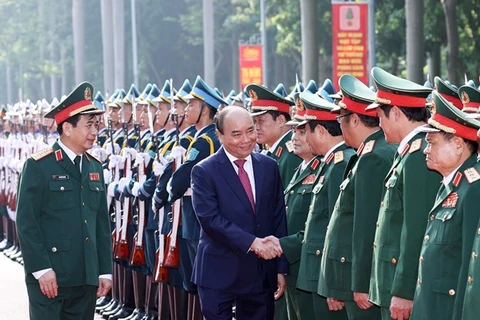 Премьер-министр Нгуен Суан Фук приветствует официальных лиц Министерства обороны и Генерального штаба Вьетнамской народной армии перед церемонией 5 сентября (Фото: ВИА)