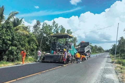 Рабочие ускоряют строительство на национальной автомагистрали Куанло-Фунгхиеп (фото любезно предоставлено Министерством транспорта)