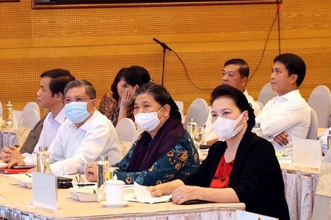 Председатель Национального собрания Нгуен Тхи Ким Нган (первая справа) и постоянный заместитель председателя Тонг Тхи Фонг (второй справа) на мероприятии (Фото: ВИА)