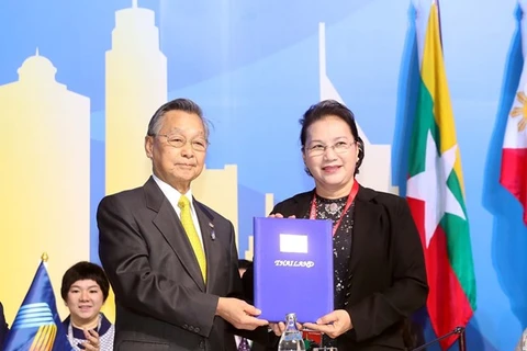 Председатель Национального собрания Нгуен Тхи Ким Нган (справа) получает знак председательства в AIPA 41 от спикера Палаты представителей Таиланда Чуана Ликпая, председателя AIPA 40, 29 августа 2019 г. (Фото: ВИА)