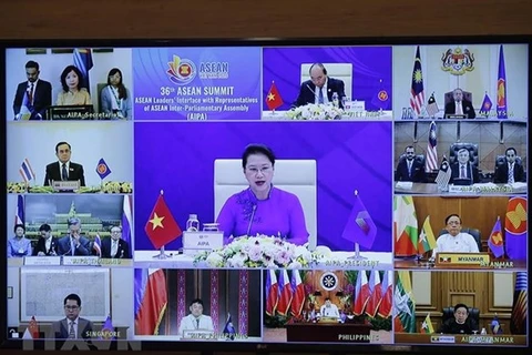 Председатель НС Вьетнама Нгуен Тхи Ким Нган выступает с речью на Совещании лидеров АСЕАН с представителями AIPA в рамках 36-го саммита АСЕАН 26 июня. (Фото: ВИА)