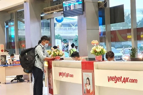 Пассажир стоит у кассы Vietjet Air в аэропорту (Фото: ВИА)