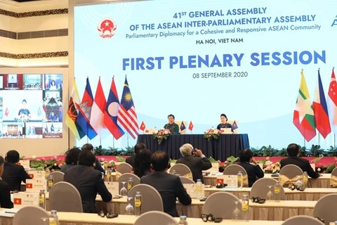 Председатель Национального собрания Нгуен Тхи Ким Нган (справа), председатель AIPA 41, и заместитель председателя Тонг Тхи Фонг (слева) на первом пленарном заседании AIPA 41 8 сентября (Фото: ВИА)