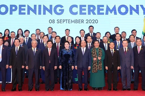 Премьер-министр Нгуен Суан Фук (пятый справа), председатель Национального собрания Нгуен Тхи Ким Нган (пятая слева) и другие официальные лица позируют для фотографии на церемонии открытия AIPA 41 8 сентября (Фото: ВИА)