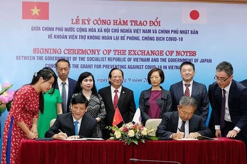 Исполняющий обязанности министра здравоохранения Нгуен Тхань Лонг (слева) и посол Японии Ямада Такио подписывают документ о помощи в Ханое 7 сентября (Фото: ВИА)