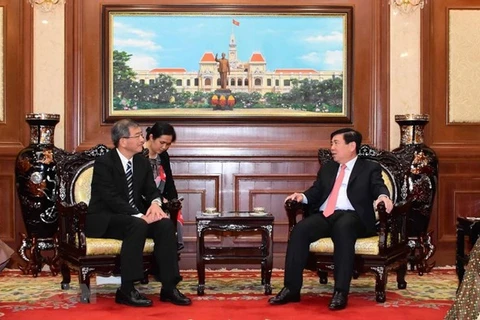 Председатель Народного комитета города Хошимина Нгуен Тхань Фонг (справа) и генеральный консул Японии Ватанабе Нобухиро (Фото: ВИА)