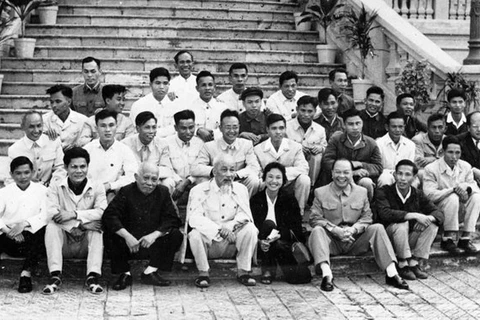Президент Хо Ши Мин, вице-президент Тон Дык Тханг и товарищ Чыонг Чинь сфотографировались на память с корресподентами Вьетнамского информационного агентства в 1960 году (Фото: ВИА)