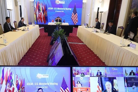 Госсекретарь США Майк Помпео выступает на встрече министров стран АСЕАН и США (правый экран) (Источник: ВИА)