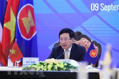 Заместитель премьер-министра и министр иностранных дел Фам Бинь Минь выступает на встрече министров стран АСЕАН и Китая. (Фото: ВИА)