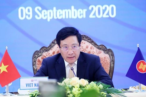 Заместитель премьер-министра и министр иностранных дел Фам Бинь Минь выступает на 10-м саммите министров иностранных дел стран Восточной Азии. (Фото: ВИА)