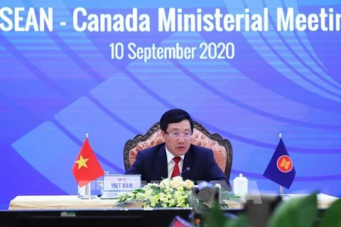 Заместитель премьер-министра и министр иностранных дел Фам Бинь Минь на встрече министров АСЕАН и Канады (Фото: ВИА) 