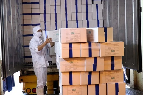 Замороженные креветки загружаются в грузовик для подготовки к экспорту в ЕС 11 сентября (Фото: ВИА).