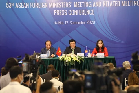 Заместитель премьер-министра и министр иностранных дел Фам Бинь Минь председательствует на международной пресс-конференции (Фото: ВИА)