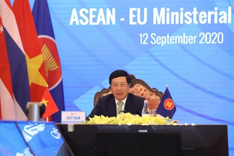 Заместитель премьер-министра и министр иностранных дел Фам Бинь Минь выступает на встрече министров стран АСЕАН и ЕС (Фото: ВИА)