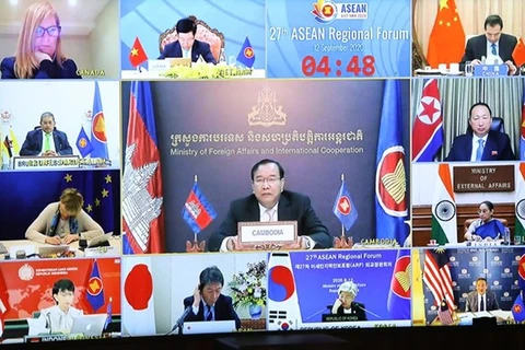 Заместитель премьер-министра Камбоджи и министр иностранных дел и международного сотрудничества Прак Сохонн (в центре) на 27-м Региональном форуме АСЕАН (Источник: information.gov.kh)