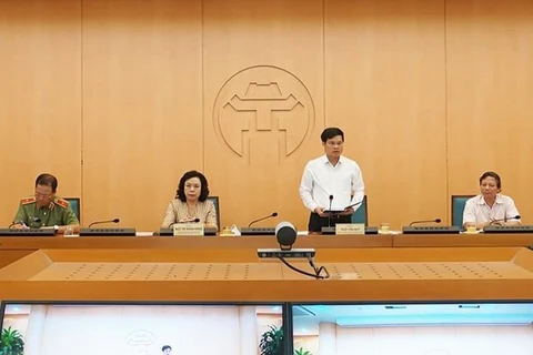 На совещании выступает заместитель председателя Народного комитета Ханоя Нго Ван Куи (Фото: ВИА)