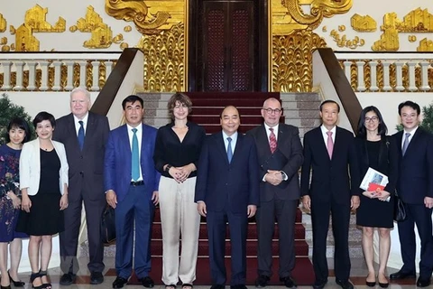 Премьер-министр Нгуен Суан Фук 16 сентября устроил прием для послов Нидерландов и Бельгии Эльсбет Аккерман и Пола Янсен, а также инвесторов из ЕС. (Фото: ВИА)