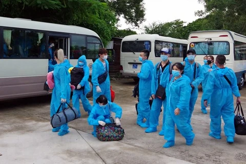 Вьетнамские граждане, вернувшиеся из эпидемических зон, отправляюся в карантин в провинции Шокчанг. (Фото: ВИА) 