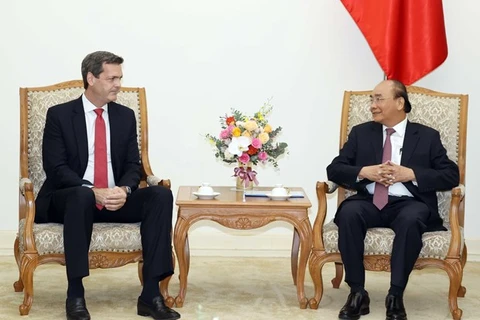Встреча премьер-министра Нгуен Суан Фук (справа) и странового директора АБР Эндрю Джеффриса 17 сентября (Фото: ВИА)