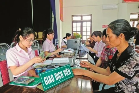 Местные жители проходят процедуры для получения кредитов (Источник: https://thoibaonganhang.vn/)