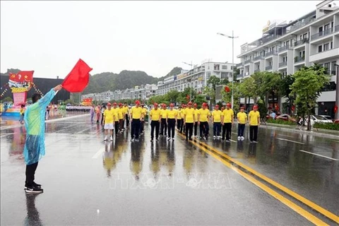 20 сентября более 2.200 бегунов принимают участие в Олимпийском дне бега в интересах общественного здравоохранения и 50-м провинциальном традиционном соревновании по горному бегу в северной провинции Куангнинь (Фото: ВИА)