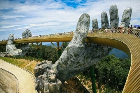 Золотой мост, одно из самых популярных мест в Sun World Ba Na Hills в центре города Дананг. (Фото: ВИА)