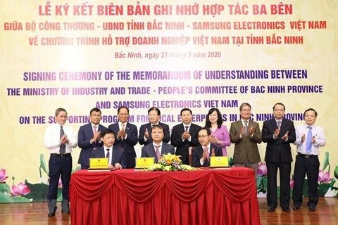 Делегаты от Министерства промышленности и торговли, Народного комитета провинции Бакнинь и Samsung Electronics Vietnam подписывают меморандум о взаимопонимании (Источник: ВИА)