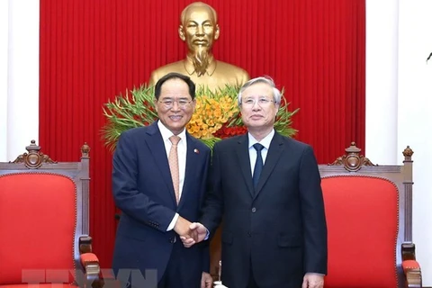 Член Политбюро и постоянный член секретариата ЦК КПВ Чан Куок Выонг (справа) принимает посла РК во Вьетнаме Пака Но Вана (Источник: ВИА)