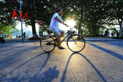 Мужчина на велосипеде по улице возле озера Хоанкием - популярного туристического направления в Ханое (Фото: ВИА)