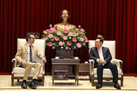 Секретарь ханойского городского партийного комитета Выонг Динь Хюэ (справа) и посол и глава делегации ЕС во Вьетнаме Пьер Джорджио Алиберти (Фото: ВИА)