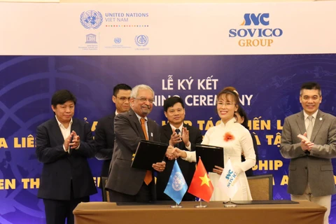 Председатель и генеральный директор SOVICO Group Нгуен Тхи Фыонг Тхао (справа) и постоянный координатор ООН во Вьетнаме Камаль Малхотра (фото любезно предоставлено Vietjet Air)