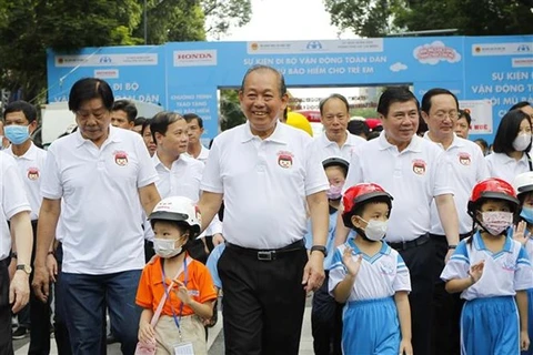 Заместитель премьер-министра Чыонг Хоа Бинь (третий слева) принял участие в прогулке (Фото: ВИА)