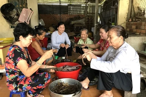 Члены благотворительной ассоциации провинции Виньлонг готовят еду для бедных пациентов в городской онкологической больнице Кантхо (Фото: ВИА)