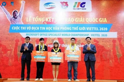 Трое вьетнамских студентов будут представлять страну на финальном этапе чемпионата мира по Microsoft Office в следующем году (Фото: VOV)