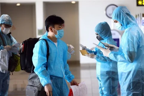 Пассажиры, вернувшиеся во Вьетнам, должны соблюдать чрезвычайно строгие меры по профилактике и борьбе с COVID-19. (Фото: ВИА)