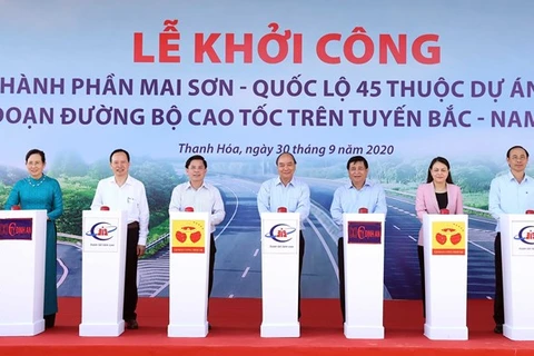 Премьер-министр Нгуен Суан Фук (в центре) и другие официальные лица нажимают кнопки, чтобы отметить начало строительства скоростной автомагистрали Майсон - шоссе 45 30 сентября (Фото: ВИА)