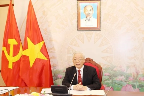 Генеральный секретарь ЦК КПВ, президент СРВ Нгуен Фу Чонг разговаривают по телефону со своим китайским коллегой Си Цзиньпином. (Фото: ВИА)