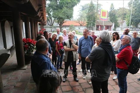 Иностранные посетители в Храме литературы в Ханое (Фото: ВИА) 