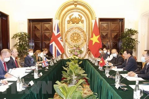 Переговоры в Ханое 30 сентября между заместителем премьер-министра Вьетнама и министром иностранных дел Фам Бинь Минем (второй справа) и первым государственным секретарем Великобритании и государственным секретарем по иностранным делам, делам Содружества 