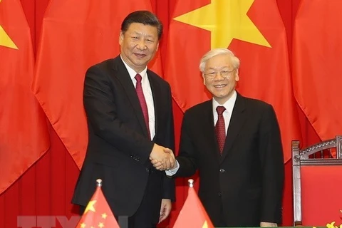 Генеральный секретарь ЦК КПВ, президент СРВ Нгуен Фу Чонг (справа) и Генеральный секретарь ЦК КПК, председатель КНР Си Цзиньпин во время государственного визита последнего во Вьетнам в ноябре 2017 г. (Фото: ВИА)