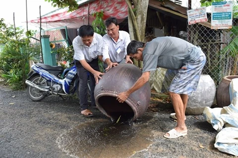 Жители провинции Донгтхап удаляют застоявшуюся воду, рассадник комаров (Фото: ВИА) 