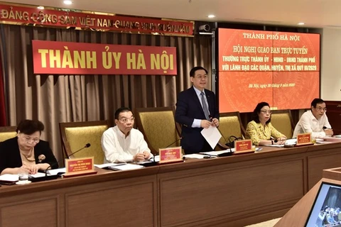 Секретарь ханойского горкома КПВ Выонг Динь Хюэ (стоит) выступает на встрече 30 сентября (Фото: ВИА)