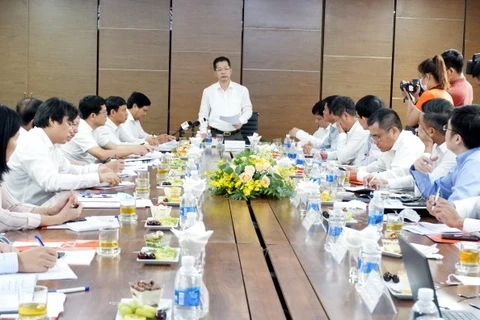 Постоянный заместитель секретаря городского комитета партии Нгуен Ван Куанг выступает на собрании (Фото: danang.gov.vn)