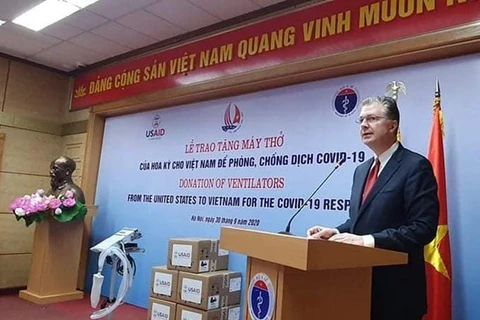 Посол США во Вьетнаме Дэниел Дж. Критенбринк выступает с речью на церемонии передачи американских аппаратов ИВЛ в помощь текущим мерам борьбы с COVID-19 во Вьетнаме. (Фото: ВИА)