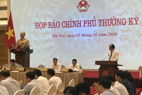 Министр и Заведующий канцелярией Правительства Май Тьен Зунг на пресс-конференции (Фото: ВИА)