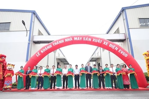 Церемония разрезания ленты в честь открытия завода по производству и сборке электромобилей. (Фото предоставлено Son Ha Group)