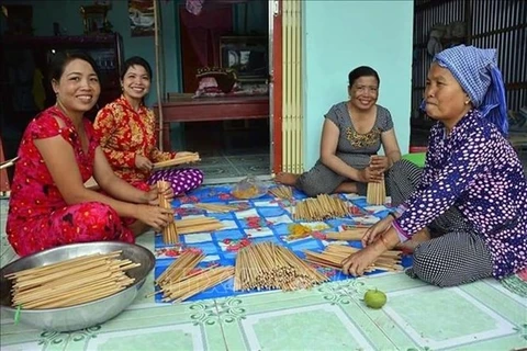 Женщины кхмерской этнической группы в уезде Жонгриенг провинции Киенжанг делают традиционные палочки для еды из бамбука (Фото: ВИА)