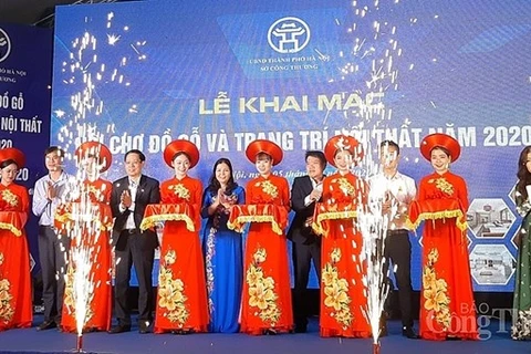 На церемонии открытия (Фото: congthuong.vn)